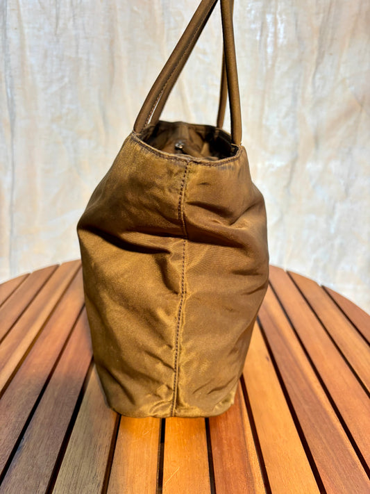 Prada Shopping Bag Tessuto Nylon – Farbe Tundra