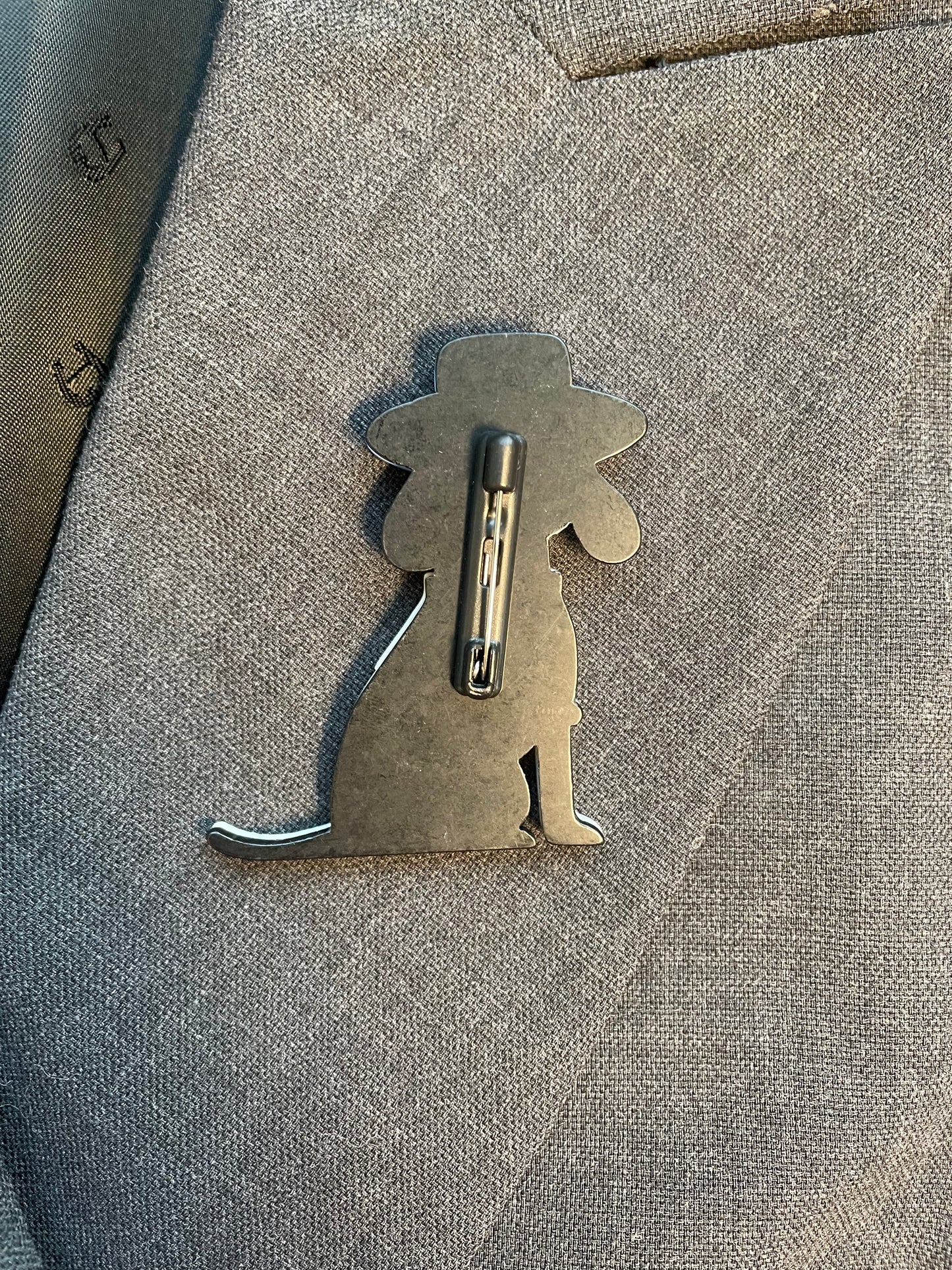 Brosche Hund mit Hut