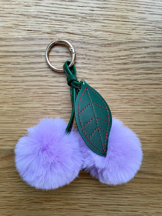 Taschenanhänger Kirsche aus Plüsch in flieder