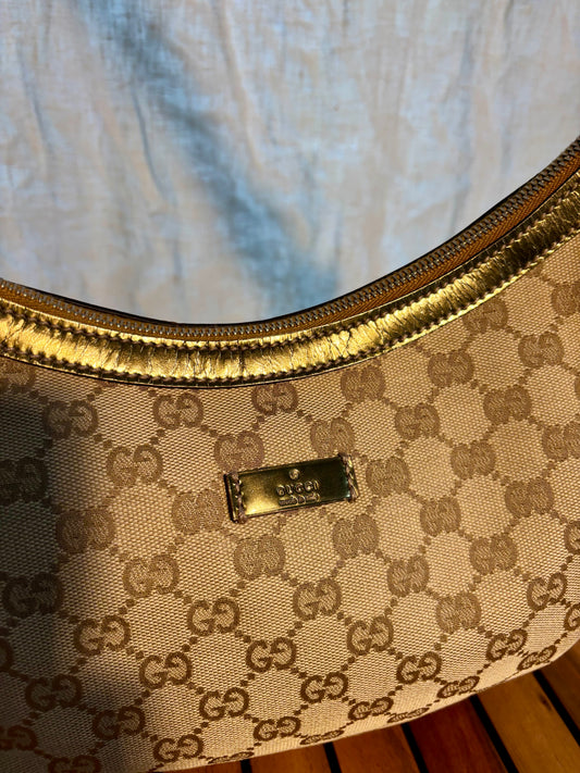 Gucci Umhängetasche mit goldenen Details