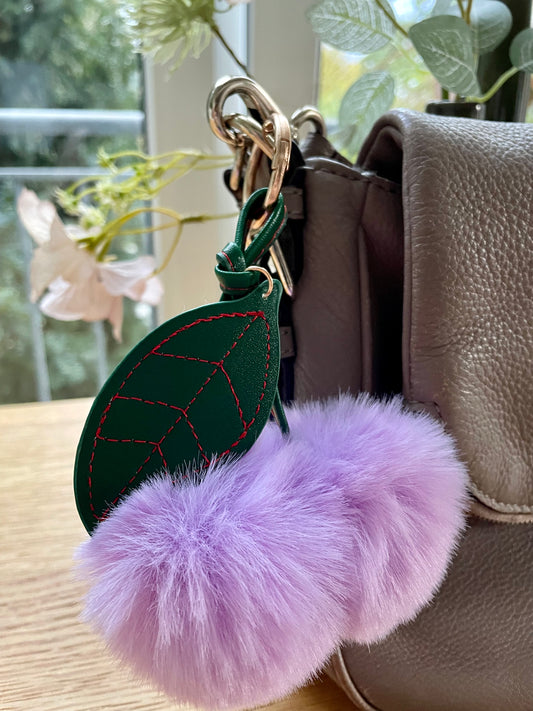 Taschenanhänger Kirsche aus Plüsch in flieder