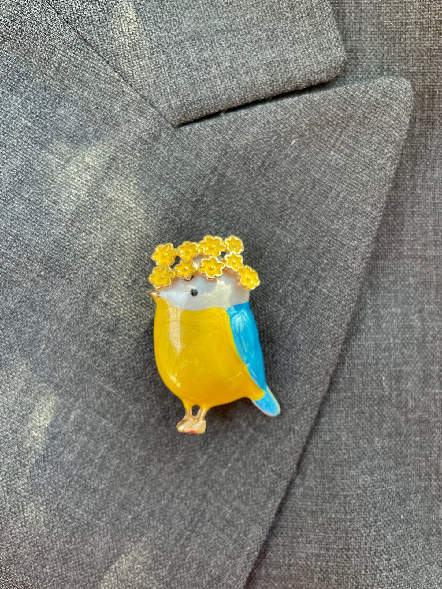 Brosche Vogel mit Blumenkranz