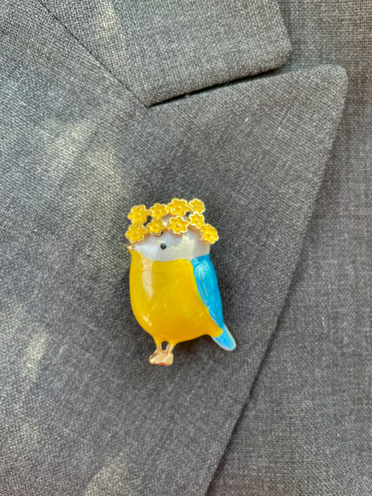 Brosche Vogel mit Blumenkranz