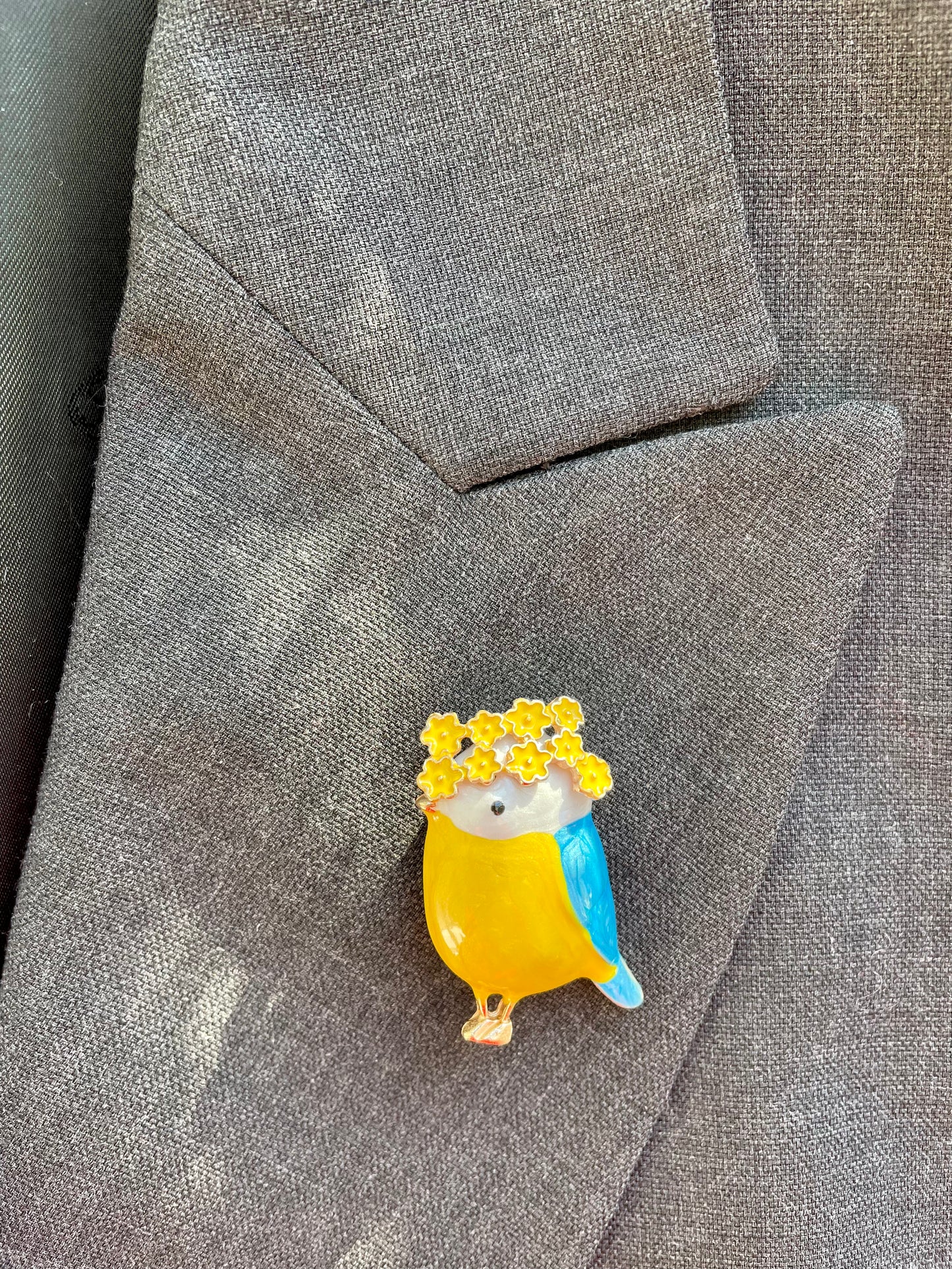 Brosche Vogel mit Blumenkranz