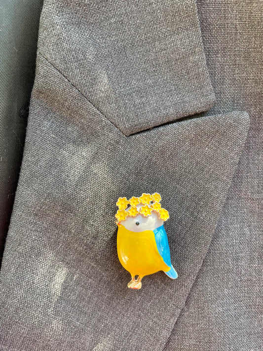 Brosche Vogel mit Blumenkranz
